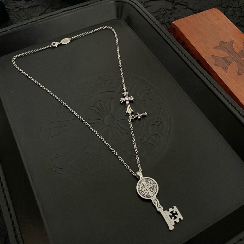 Ch*0me He**ts necklaces